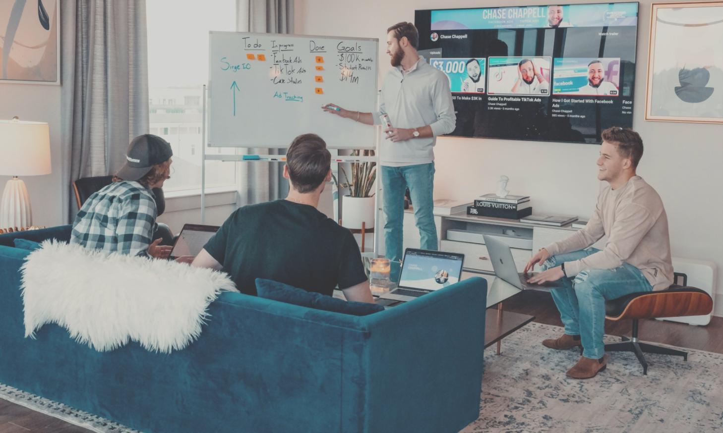 Professionelles Team bei der Arbeit an motivierenden Finanzlösungen
